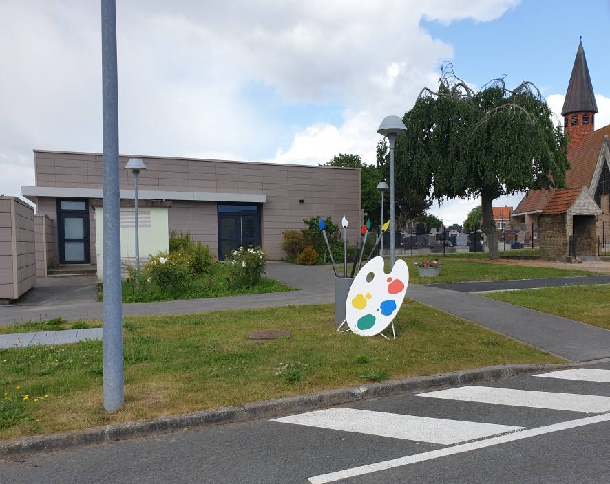 Installation de décorations devant la salles des associations