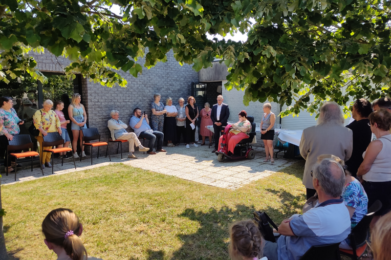 Discours inauguraux d'Alexandra VANHILLE, présidente de l'association, d'Isabelle CHOUX, animatrice de l'atelier, de Pierre DEFRANCE, Maire d'Uxem, et Marie JARLAUD,  trésorière de l'association, lors du vernissage de l'exposition dans le jardin de la médiathèque. crédit photo : Philippe Pissonnier